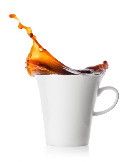 Splash caffè in tazza di porcellana bianca