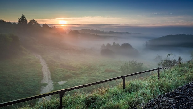 Splendida alba nella valle nebbiosa in autunno in Europa