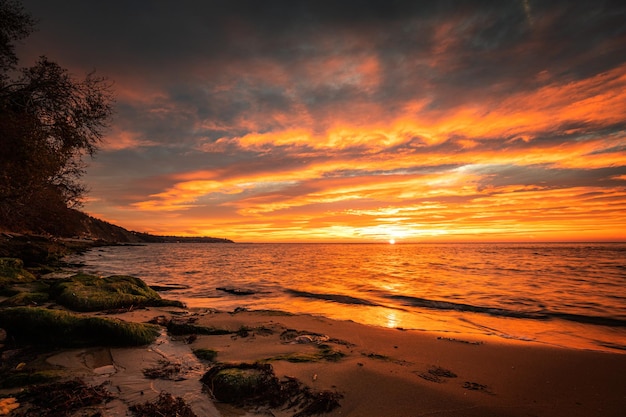 Splendida alba rossa sul mare