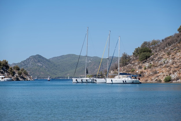 Splendida baia con barche a vela yacht in vacanze di lusso in mare turchese o sport di regata velica