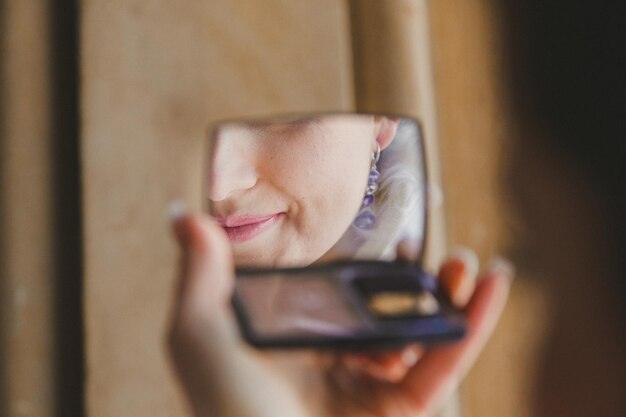 Splendida bella sposa esotica con occhi verdi specchio riflesso faccia primo piano