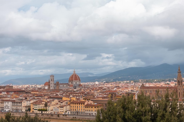 Splendida città meravigliosa con case antiche e una cattedrale in montagna a Firenze in una giornata nuvolosa