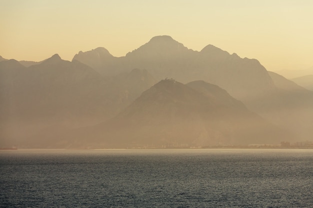 Splendida costa del mare in Turchia