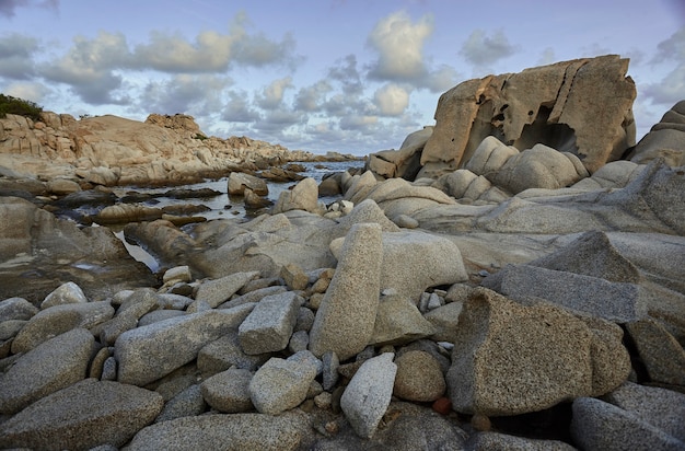 Splendida costa meridionale della Sardegna fatta di sassi e rocce granitiche