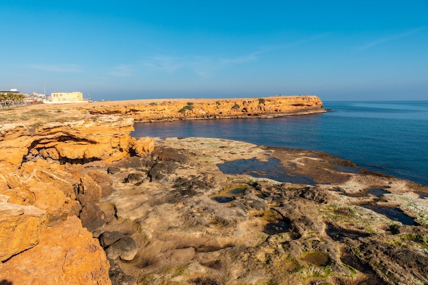 Splendida costa vicino alla spiaggia di Los Locos nella città costiera di Torrevieja vicino alla spiaggia di Cura Alicante Comunità Valenciana Spagna Mar Mediterraneo sulla Costa Blanca