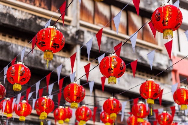 Splendida decorazione a lanterna rossa per il Festival del Capodanno cinese al santuario cinese Antica arte cinese, l'alfabeto cinese Benedizioni scritte su di esso, È un luogo pubblico