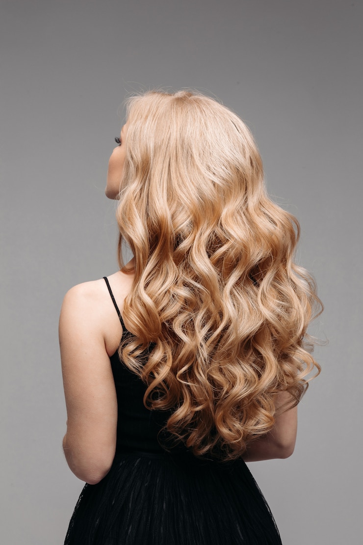 Foto splendida donna con perfetti capelli biondi ondulati.