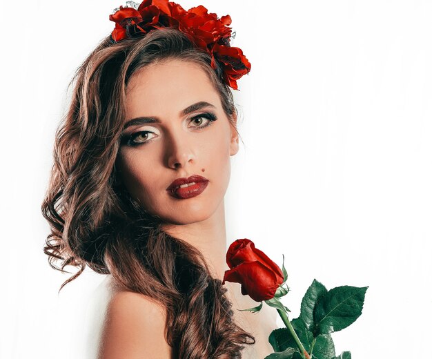 splendida donna con una rosa rossa.