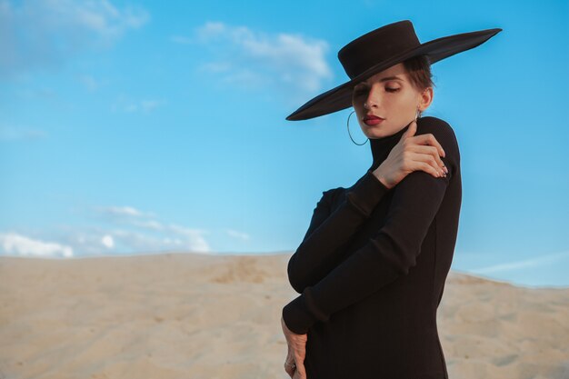 Splendida donna sexy danza sulla sabbia nel deserto