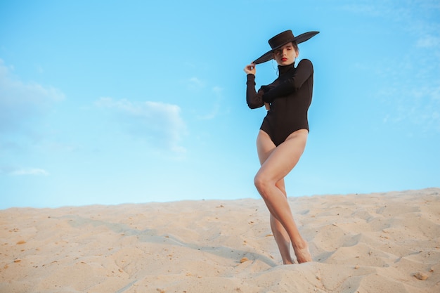 Splendida donna sexy danza sulla sabbia nel deserto