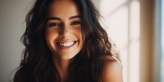 Splendida giovane donna affascinante in posa e alzando lo sguardo mostrando un bel sorriso e capelli ondulati lucenti