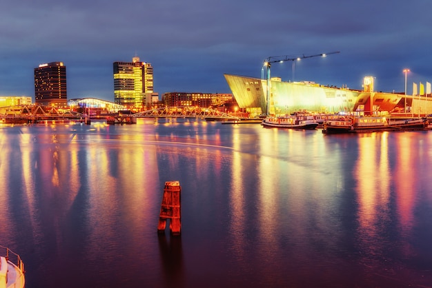 Splendida illuminazione notturna ad Amsterdam.