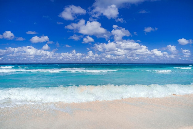 Splendida incredibile vista infinita del turchese cristallino dell'acqua dell'oceano bellissimo cielo azzurro sfondo rilassante soleggiata giornata estiva alla spiaggia cubana di las brujas Santa Maria