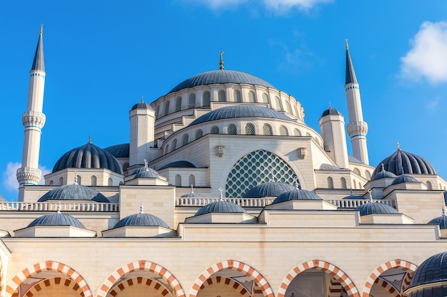 Splendida nuova moschea di Istanbul la vista della facciata della Moschea Camlica