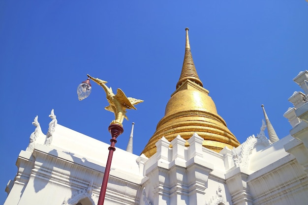 Splendida pagoda alta 43 metri del tempio Wat Ratchabophit a Bangkok in Thailandia