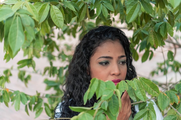 Splendida ragazza caraibica con i capelli ricci in città