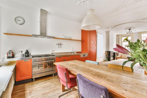 Splendida sala da pranzo con un tavolo in legno e un insolito lampadario