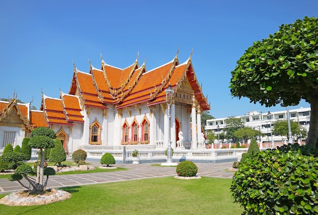 Splendida sala di ordinazione del tempio di marmo di Wat Benchamabophit Dusitvanaram a Bangkok in Thailandia