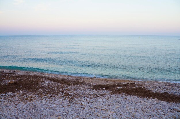 Splendida spiaggia spagnola in estate al tramonto