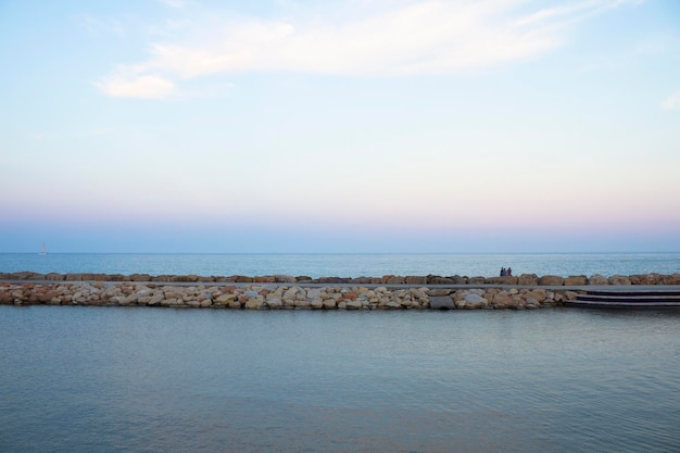 Splendida spiaggia spagnola in estate al tramonto