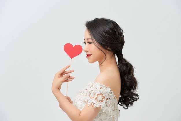Splendida sposa asiatica in abito bianco di lusso