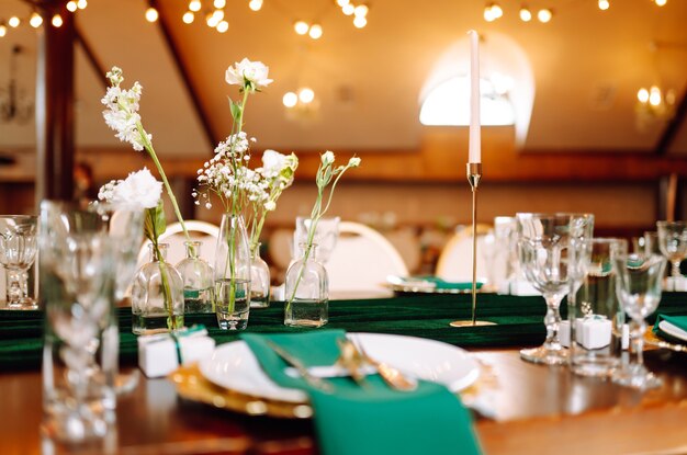 Splendida tavola per un ricevimento di nozze o un altro evento festivo color smeraldo