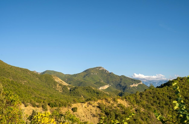 Splendida valle di montagna con dolci colline e terreni agricoli