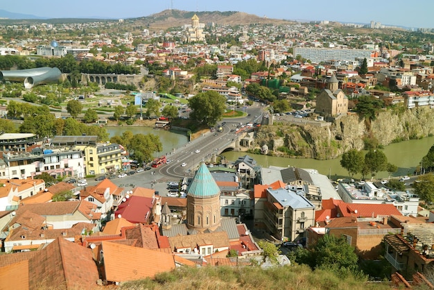 Splendida veduta aerea di Tbilisi con i famosi monumenti e il fiume Mtkvari, Georgia