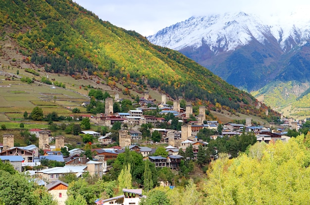 Splendida vista aerea delle antiche case-torri Svan nella città di Mestia, Sito Patrimonio Mondiale dell'UNESCO nella regione di Svaneti, Georgia