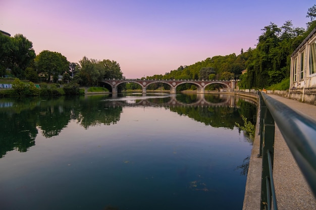 Splendida vista al tramonto del ponte ad arco sul fiume Po nella città di Torino Italia
