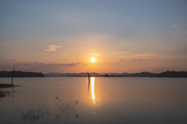 Splendida vista al tramonto del punto di vista di Pom PeeIl punto di vista di Pom Pee si trova nel Parco Nazionale di Khao Laem, nel distretto di Thong Pha Phum, nella provincia di Kanchanaburi