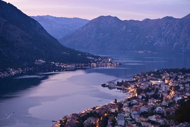 Splendida vista al tramonto della baia di Kotor dal punto di vista della città vecchia di Kotor, Montenegro