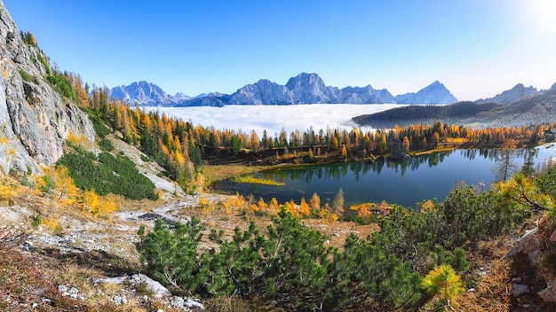 Splendida vista autunnale sul Lago di Federa nelle Dolomiti