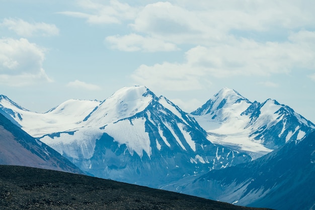 Splendida vista colorata dalla collina pietrosa alla gigantesca catena montuosa glaciale.