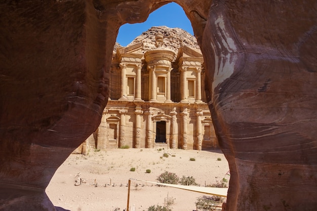 Splendida vista da una grotta di Ad Deir - Monastero nell&#39;antica città di Petra, in Giordania