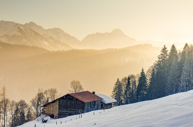 Splendida vista dalla cabina in legno verso le montagne alpine