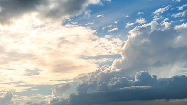 Splendida vista del cielo di nubi cumuliformi con la luce del sole in estate. Bellissimo cloudscape come panorama di sfondo della natura al tramonto. Tempo di luce naturale del sole dorato