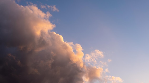 Splendida vista del cielo e delle nuvole con il crepuscolo. Nebbia mattutina con nuvole arancioni e sole al tramonto o all'alba.