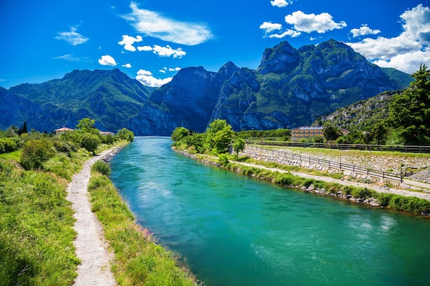 Splendida vista del fiume Sarca nella città Nago-Torbole, lago di Garda, Italia