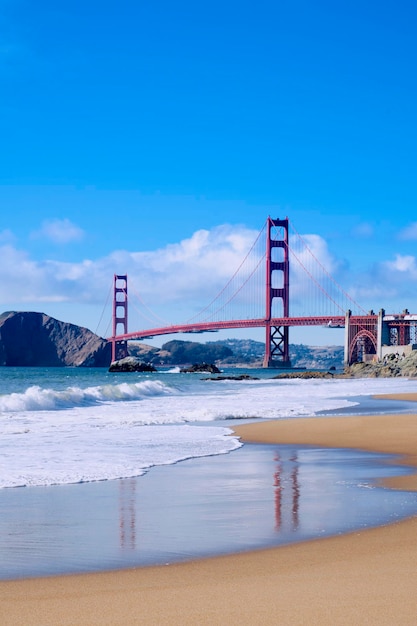 Splendida vista del Golden Gate Bridge da Baker Beach, San Francisco, California, USA. Paesaggio verticale.