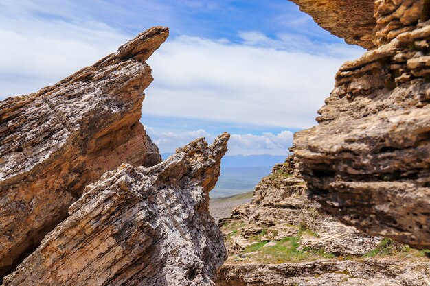 Splendida vista del paesaggio naturale dell'area panoramica della montagna di Qilian Monte Zhuoer un famoso paesaggio a Qilian, Haibei, Qinghai, Cina.