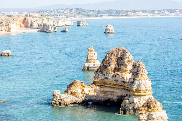 Splendida vista del paesaggio sulla costa rocciosa di Ponta da Piedade durante l'alba vicino alla città di Lagos nel sud del Portogallo