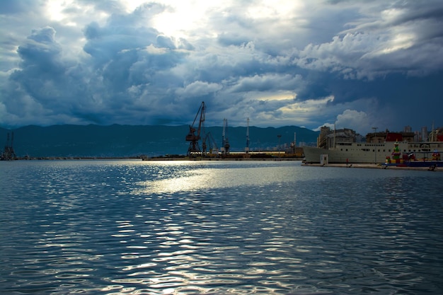 Splendida vista del porto prima della tempesta a Riejeka in Croazia