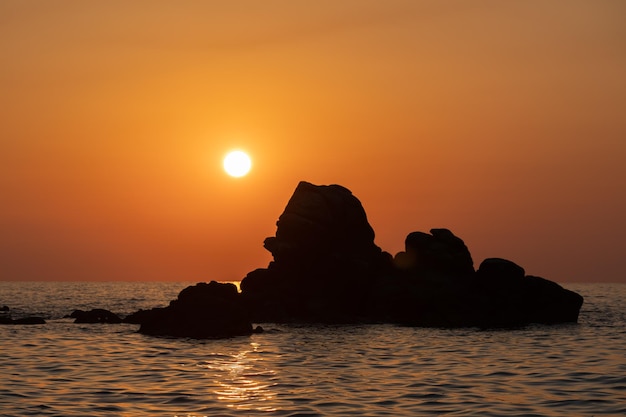 Splendida vista del tramonto arancione con rocce in Calabria Mar Mediterraneo Italia Paesaggio tropicale colorato all'alba