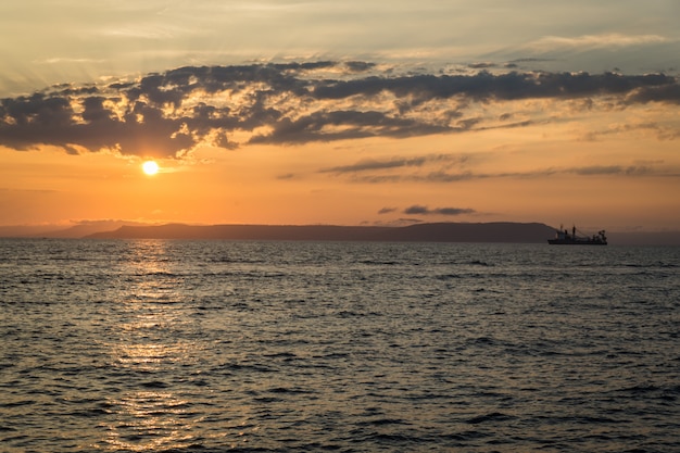 Splendida vista del tramonto sul mare e la silhouette della nave