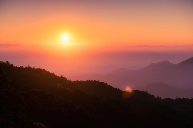 Splendida vista dell'alba sulla montagna con cielo colorato nella foresta pluviale tropicale al parco nazionale al mattino