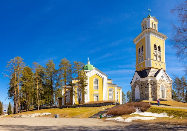 splendida vista dell'antica chiesa luterana con campanile a Kerimaki, nella provincia meridionale di Savo, in una soleggiata giornata primaverile La più grande cattedrale in legno della Scandinavia e del mondo, la Finlandia orientale