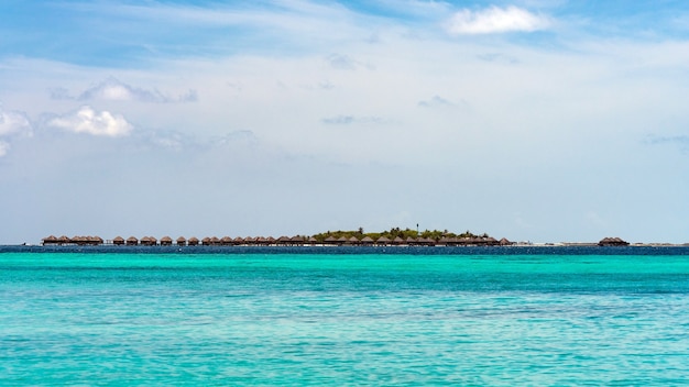 Splendida vista dell'isola delle Maldive dal mare.