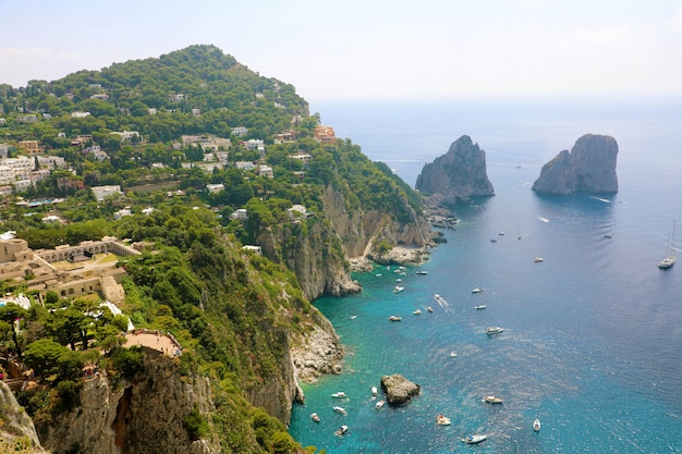 Splendida vista dell'isola di Capri in una bella giornata estiva con i Faraglioni Capri, Italia