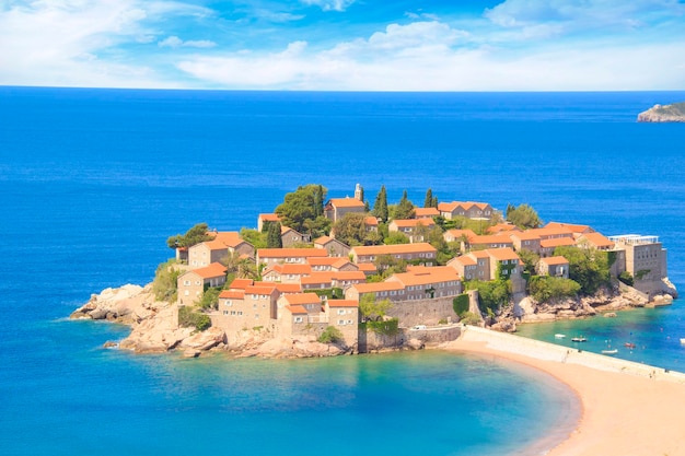 Splendida vista dell'isola-resort di St. Stefan (Sveti Stefan) sulla Riviera di Budva, Budva, Monten